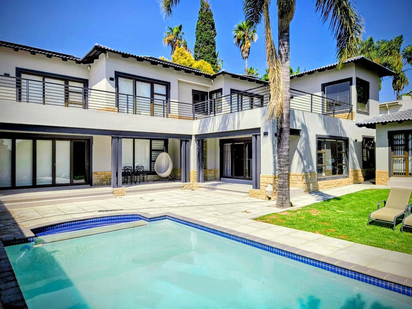 Contemporary aluminium installation